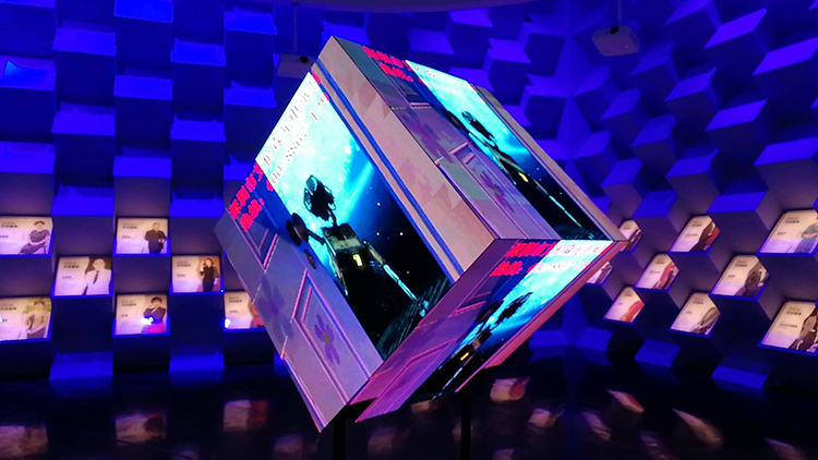 كيف يمكن منع الضرر الناتج عن الصدمات والضربات أثناء نقل شاشات LED ذات الشكل غير المنتظم؟
